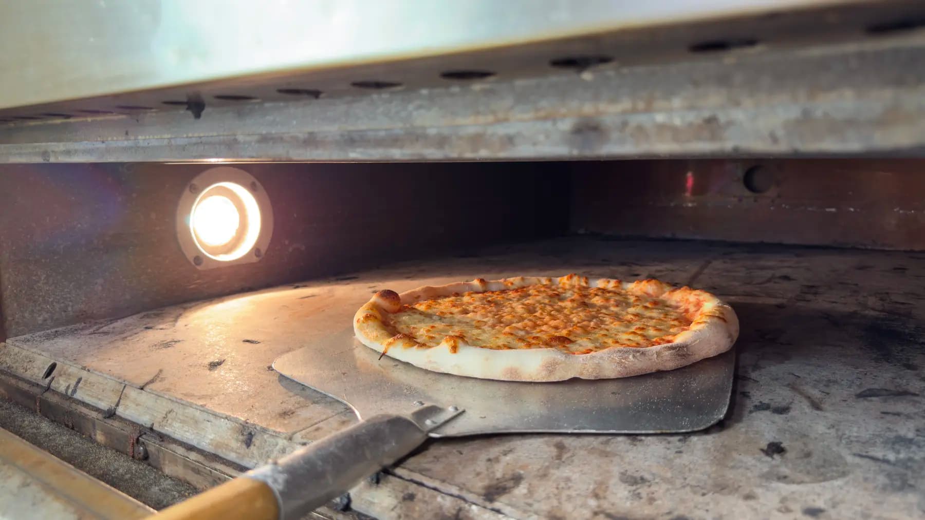 Pizza im Steinofen