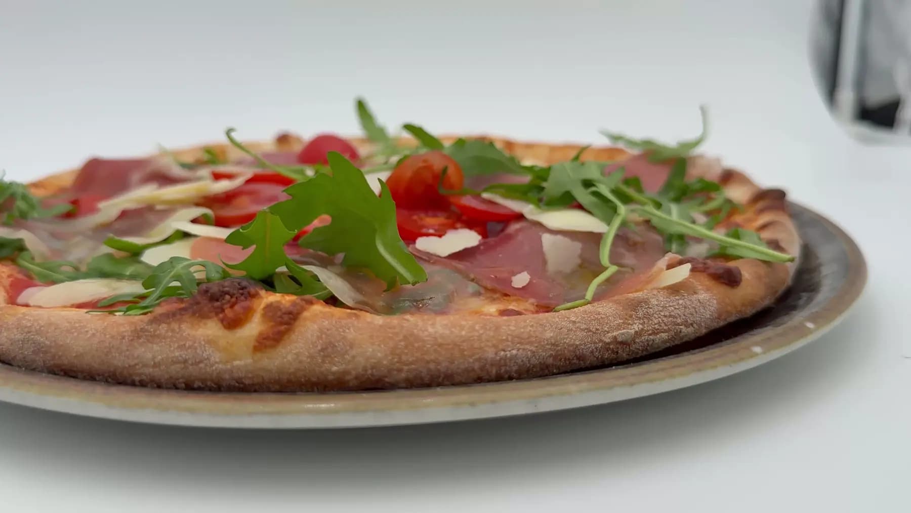 Frisch belegte Pizza