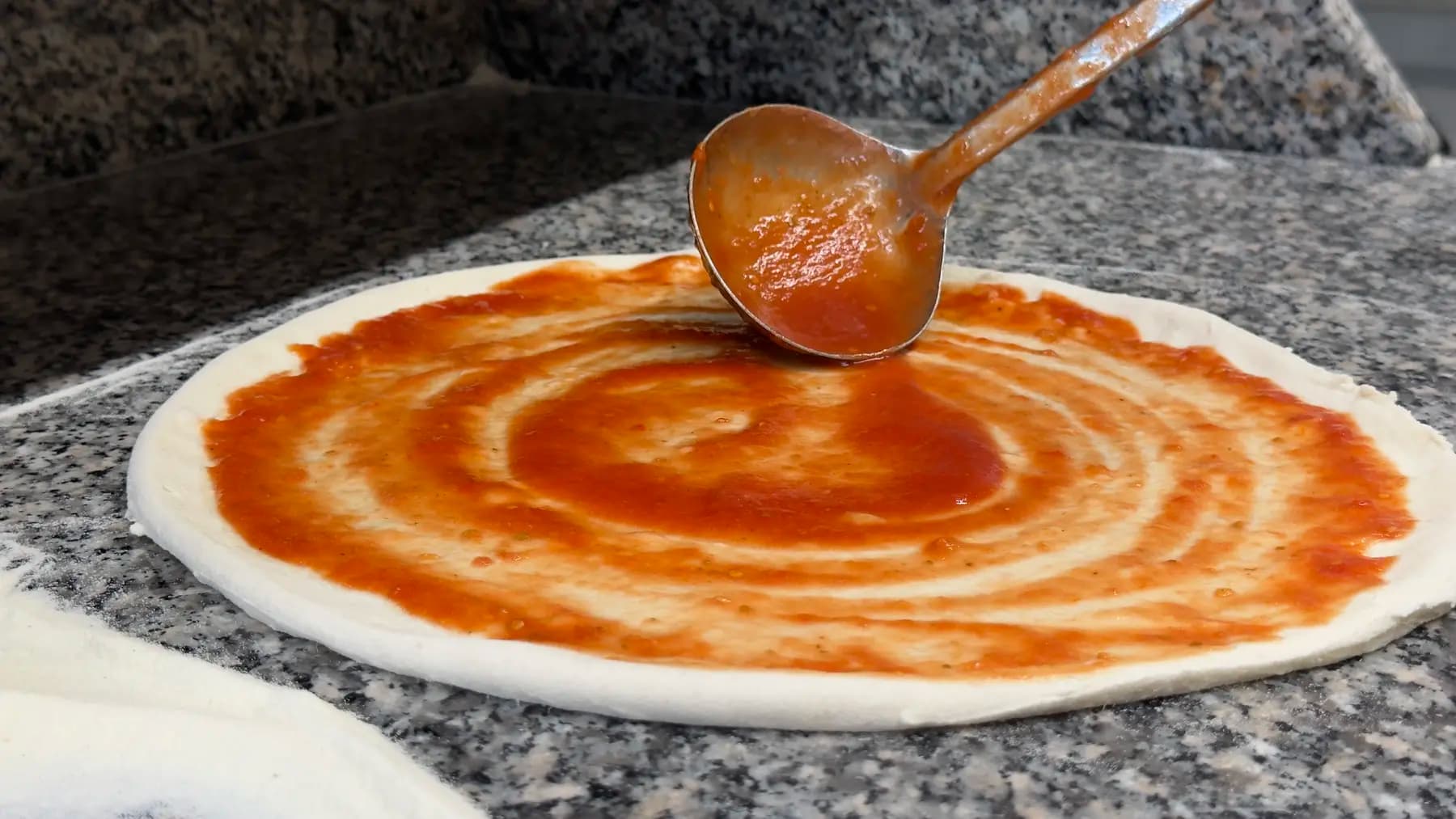 Pizzateig mit Tomatensauce